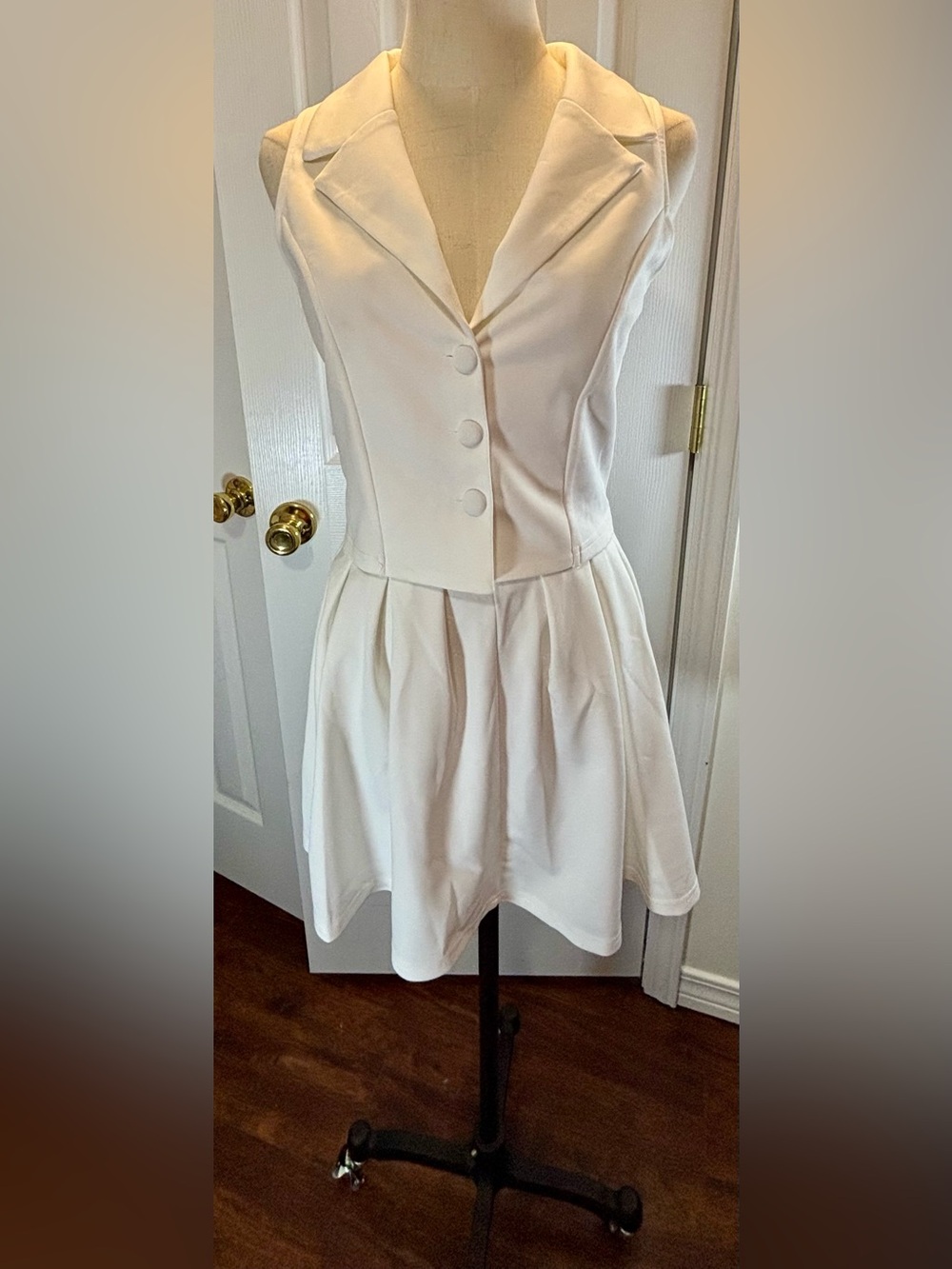 Clearance w/flaw Sleeveless White Skirt Set with Tailored Vest